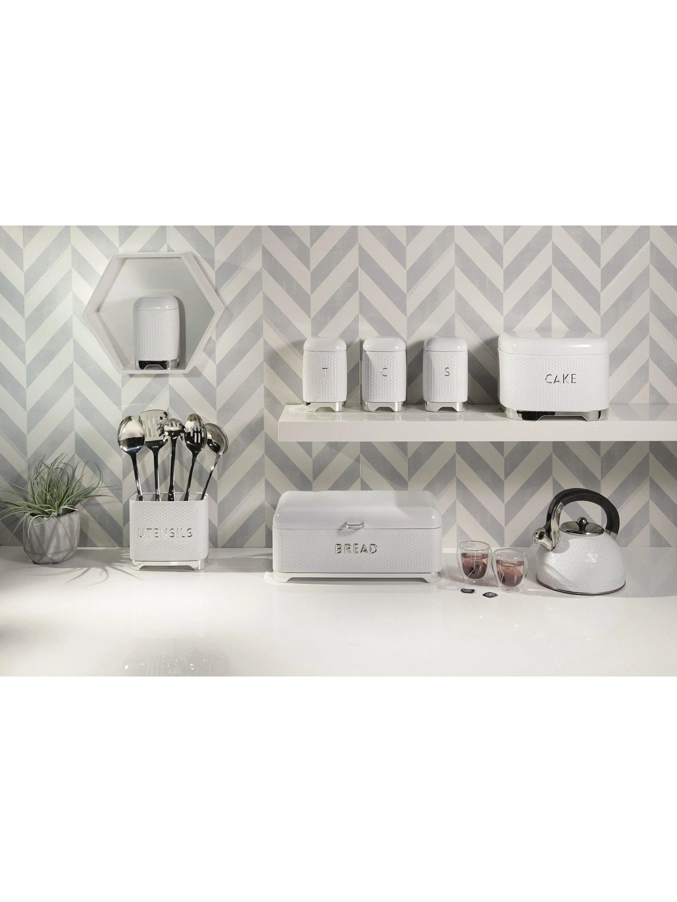 KitchenCraft Lovello Bread Bin In Ice White 5 KitchenCraft Lovello Bread Bin In Ice White - Image 3