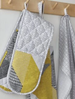 Catherine Lansfield Larsson Geo Double Oven Glove In Ochre 7 Catherine Lansfield Larsson Geo Double Oven Glove In Ochre -FurniHaven Shop TLM4K SQ2 0000001323 OCHRE SLd