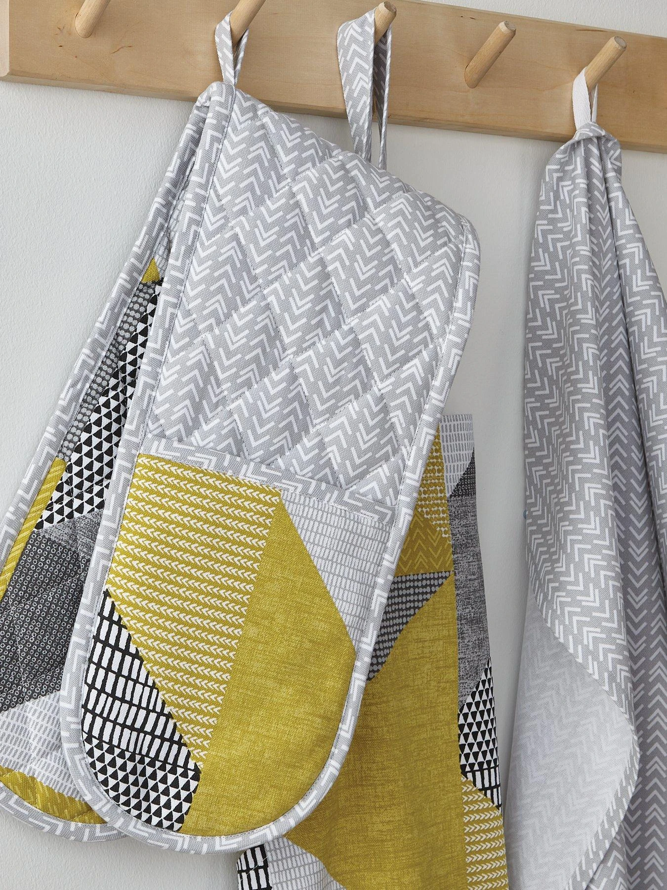 Catherine Lansfield Larsson Geo Double Oven Glove In Ochre 4 Catherine Lansfield Larsson Geo Double Oven Glove In Ochre - Image 2