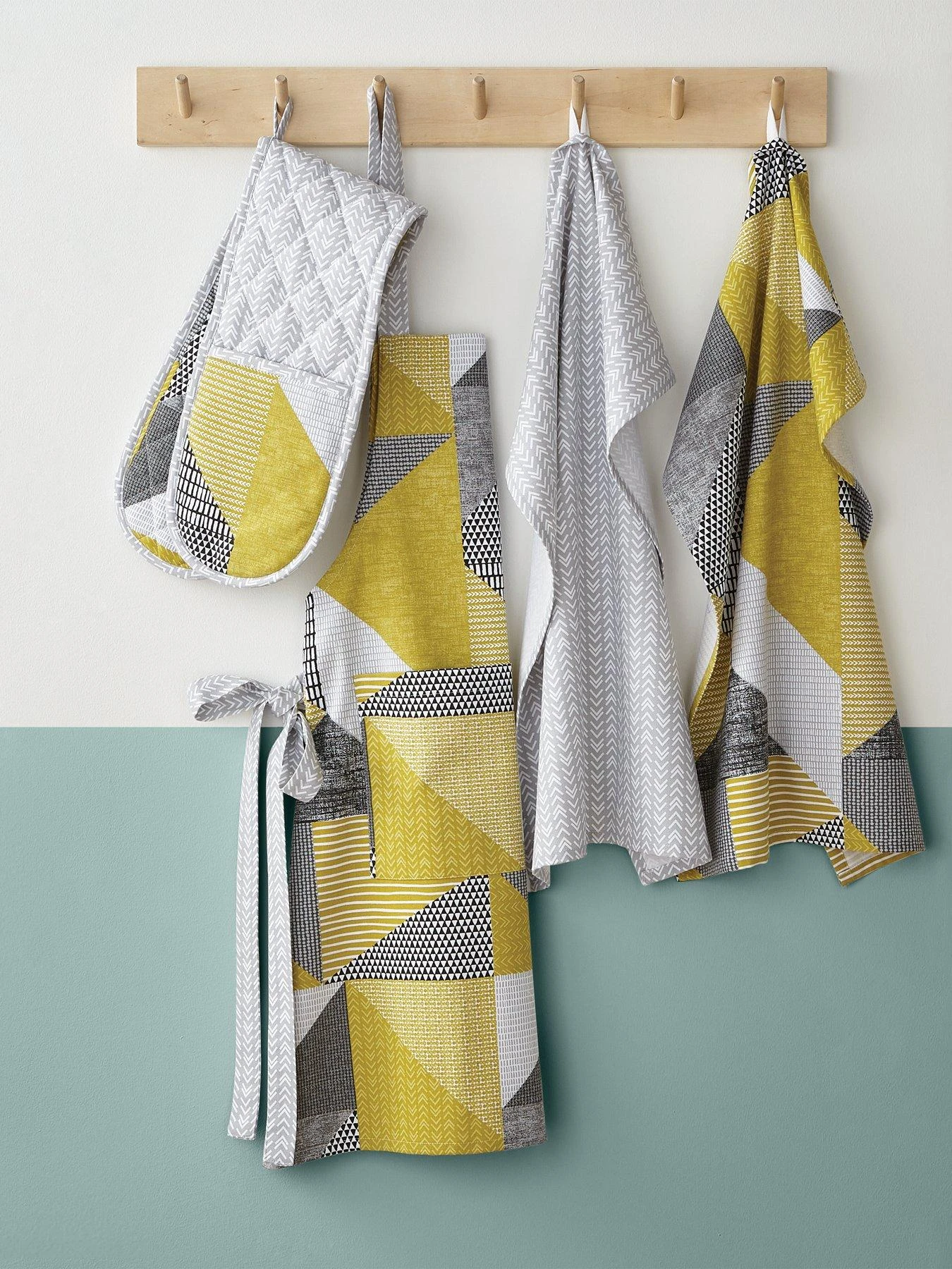 Catherine Lansfield Larsson Geo Double Oven Glove In Ochre 5 Catherine Lansfield Larsson Geo Double Oven Glove In Ochre - Image 3