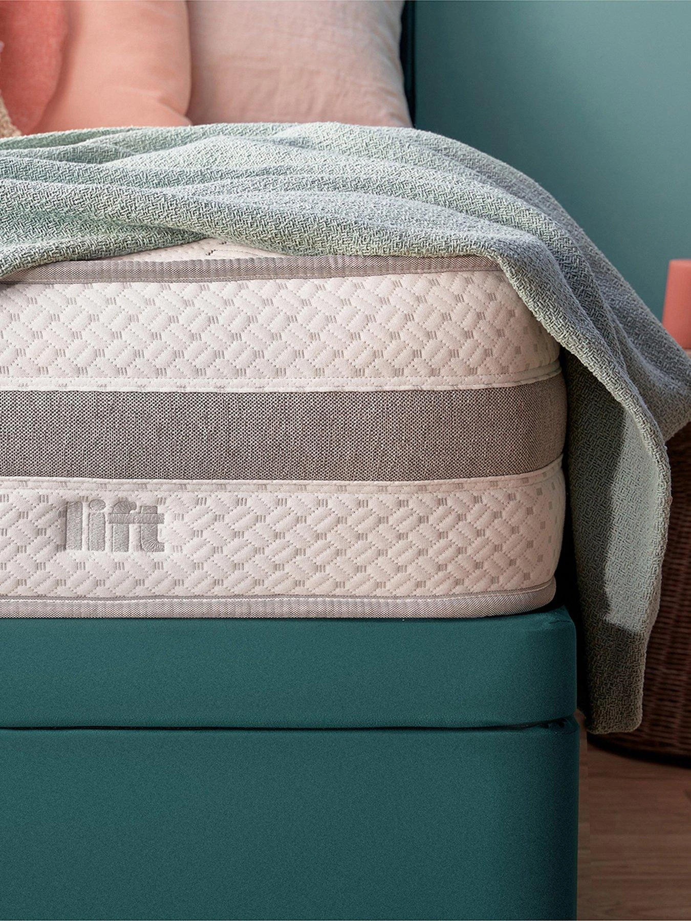 Silentnight Lift Rejuvenate 1600 Pocket Mattress 8 Silentnight Lift Rejuvenate 1600 Pocket Mattress - Image 6